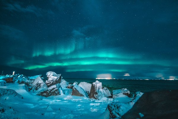 Comment organiser un séjour en Islande avec des excursions pour observer les aurores boréales et des cours de photographie nocturne?